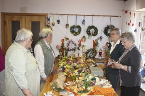 Osterkränze und Türkränze gehörten zum Angebot des Osterbasars