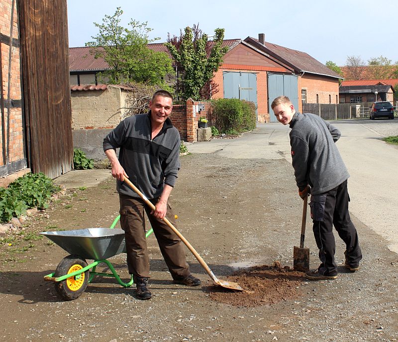 Meinhardt und Maxi Fulst beim Anlegen der Lehmpfützen (Foto: Hohaus)