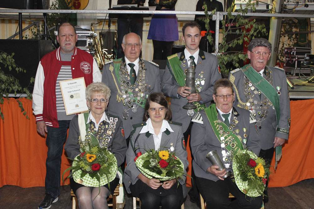 Könige vorne von links: Heidi Berkhoff, Denise Helmuth, Iris Heims. Hinten von li: Ingo Scharwat, Joachim Voigt, Domenic Voges, Heinz Wirtz. Foto: Hohaus