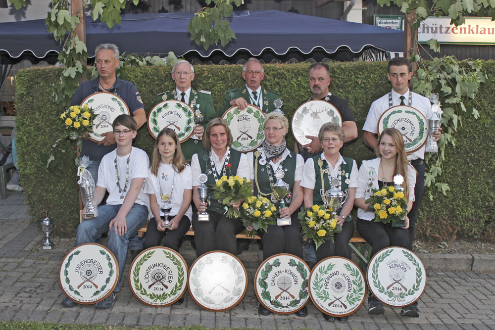 Königsfoto von li: Sitzend: Julian Kronemann, Sophie Grabbe, Maike Kleemann, Susanne Schnevoigt, Dagmar Strebe, Lea Strebe. Stehend von li: Karsten Behrens, Hans-Heinrich Strebe, Gerhard Niehus, Heiko Karpstein, Nick Behrens. Foto: Hohaus