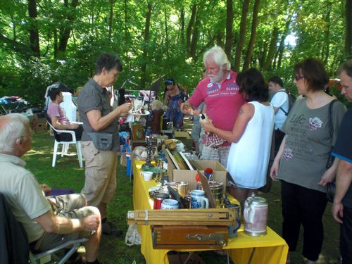 Beim Flohmarkt wird kräftig gefeilscht