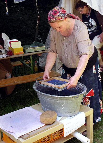 Frauke Thieleke vom Historischen Bücherhof beim Papierschöpfen