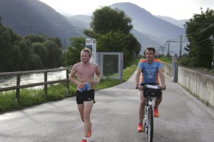 Niclas Minde mit Radbegleitung Jan Gassner.