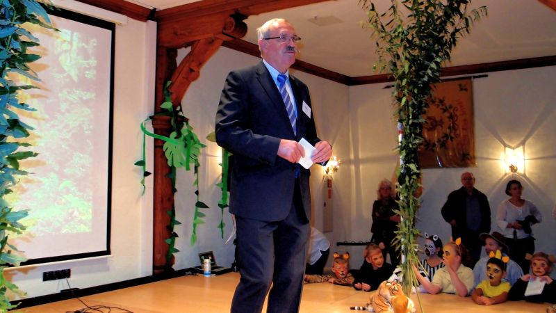 Rektor Karl-Heinz Bennat begrüßt die Lernanfänger und ihre Angehörigen