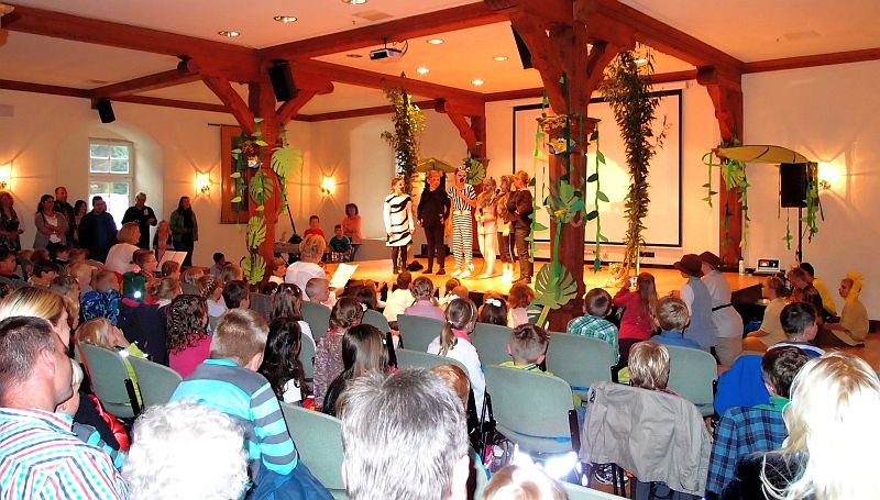 Schülerinnen und Schüler des dritten Schuljahrgangs führen nach der Begrüßung durch Rektor Karl-Heinz Bennat das Theaterstück „König der Löwen“ und mehrere Musikdarbietungen auf.