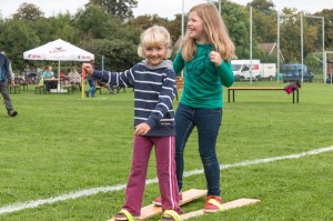 Lucy Nawroth und Carolina Künzel haben sichtlich Freude beim Doppelskilauf und bei den Familienspielen.