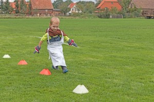 Jonas Albrecht hatte sehr viel Spaß an den Familienspielen, wie hier beim Klamottenlauf.