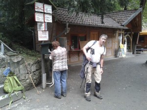 Katrin Behrend und Oliver Mieth rund 24 Stunden später am vorletzten Stempel, 178, im Hirschgrund unterhalb der Roßtrappe.