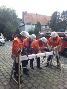 Feuerwehr Gielde beim Knoten machen.