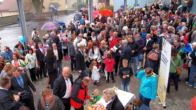 Eltern und Angehörige mit den Schultüten