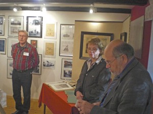 Bürgermeister Wiechens eröffnet die Ausstellung mit nachdenklichen Worten.