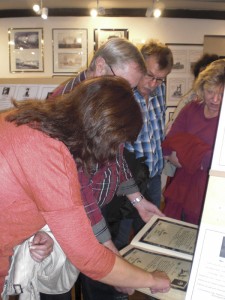 Hans-Gert Hotop zeigt den Gästen die Quelle der Soldatenportärts.