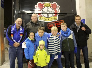 JSG Harly beim DFB-Pokalschlager Magdeburg gegen Leverkusen vorm Bayer-Bus.