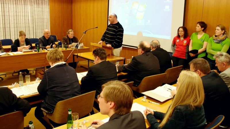 Marco Schuster stellt eine Frage an den Rat