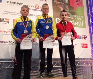 Foto zeigt die drei U14 Sieger im Rahmenwettbewerb der Deutschen Meiterschaft im Crosslauf: (Gold Julius Kappe - Silber Johannes Kappe, beide TSG Bad Harzburg - Bronze Jan Roßkothen LC Adler Bottrop).