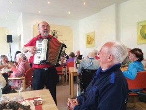Beim ersten Weinfest des Seniorenpflegeheimes Haus am Harly in Wiedelah sorgte der Wolfsburger Alleinunterhalter und Akkordeonspieler Lothar Steppke mit Wein- und Volksliedern