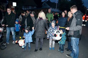 Lampionumzug vor dem Feuerwehrgerätehaus und im Dorf