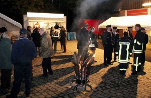 Foto: Einheitsfeier vor der Feuerwache