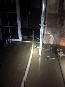 Das Wasser wird herausgepumpt