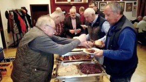 Walter und Nils Hundertmark bei der Essensausgabe.