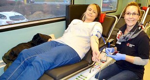 Christina Gaier, Mitarbeiterin des Blutspendeteams betreut die 18jährige Joanne Walte bei ihrer ersten Blutspende