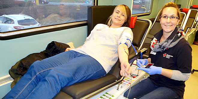 Christina Gaier, Mitarbeiterin des Blutspendeteams betreut die 18jährige Joanne Walte bei ihrer ersten Blutspende