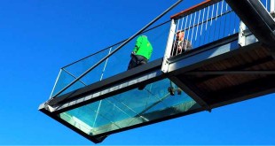 Vorsichtig betritt Geschäftsführer Holger Kolb unter den kritischen Augen von Holger Schlegel die Glasplatten