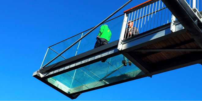 Vorsichtig betritt Geschäftsführer Holger Kolb unter den kritischen Augen von Holger Schlegel die Glasplatten