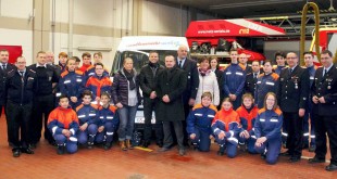 In der Feuerwache überreichte Bürgermeisterin Almut Broihan den Schlüssel für einen „neuen“ Mannschaftstransportwagens (MTW) an die Jugendfeuerwehr Goslar