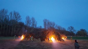 Entzünden des Osterfeuers