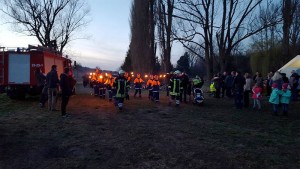 Ankunft des Fackelumzugs am Osterfeuerplatz