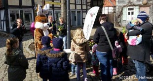 Der Osterhase am Stand der Werbegemeinschaft Hornburg