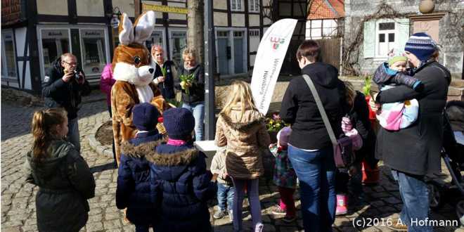 Der Osterhase am Stand der Werbegemeinschaft Hornburg