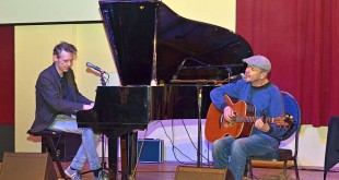 2 Liedermache der Extraklasse - Sven Panne (Piano Gesang , Piano) und Rüdiger Bierhorst (Gitarre, Gesang)