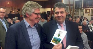 Ratsherr Wolfgang Warnecke mit Parteivorsitzendem und Vizekanzler Sigmar Gabriel