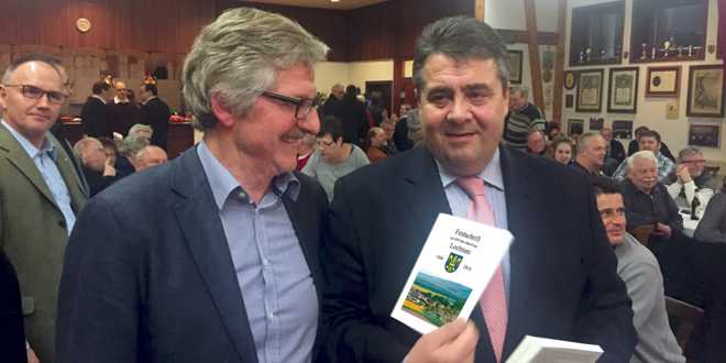 Ratsherr Wolfgang Warnecke mit Parteivorsitzendem und Vizekanzler Sigmar Gabriel