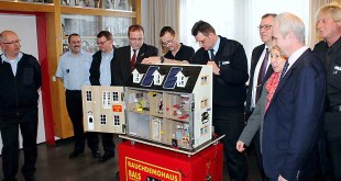 Feuerwehr und Vertreter der Hildegard-Reisdorff-Stiftung