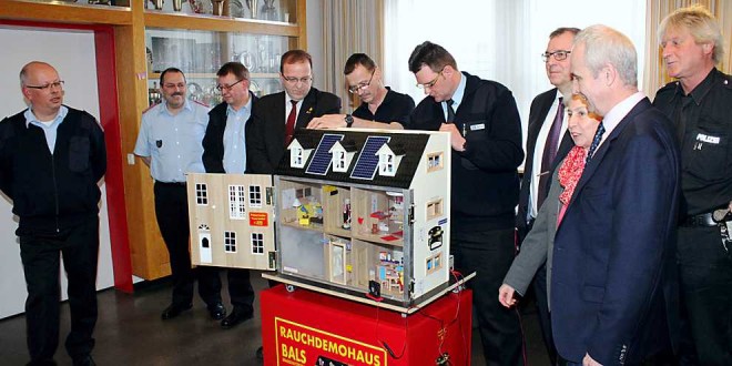 Feuerwehr und Vertreter der Hildegard-Reisdorff-Stiftung