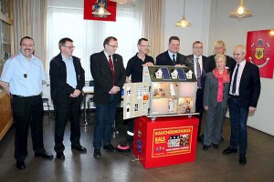 Feuerwehr und Vertreter der Hildegard-Reisdorff-Stiftung