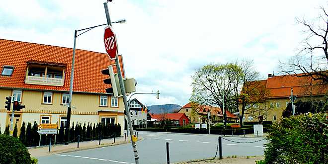 Ampelanlage an der Kreuzung am Bündheimer Schloss