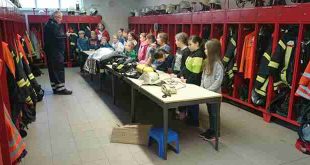 Kinder bei der Brandschutzerziehung