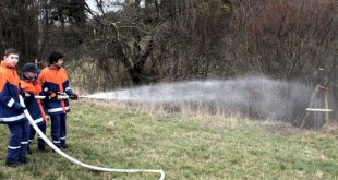 Die Jungedfeuerwehr Weddingen versorgt die neuen Bäume mit Wasser