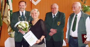 Der Präsident des KSV Goslar (Hartmut Richter) bei der Überreichung des Gutscheines an Jolyn Beer, mit auf dem Bild der Kreisschießsportleiter Andreas Grubert und der ebenfalls geehrte Waldemar Sodtke.