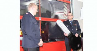 Stadtbrandmeister Christian Hellmeier (re) überreicht Ortsbrandmeister Hendrik Zimmermann einen überdimensionalen Schlüssel des neuen Feuerwehrhauses