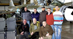 Die beeindruckten Exkursionsteilnehmer stehen vor einem ausrangierten Starfighter