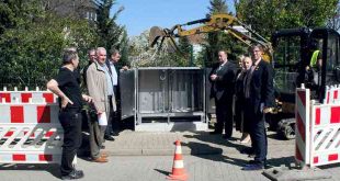 Oberbürgermeister, Ortsteher und Vertreter der Telekom am Multifunktinsgehäuse.