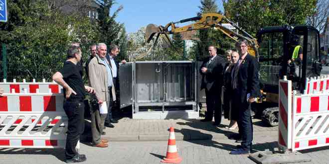 Oberbürgermeister, Ortsteher und Vertreter der Telekom am Multifunktinsgehäuse.