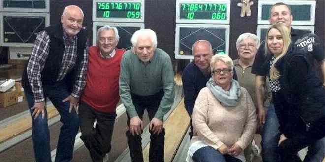 Endkampfteilnehmer vor der Ergebnisanzeige