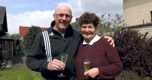 Kurt Ross gratuliert Tischtennis-Urgestein Ute Vojtisek vom MTV Vienenburg