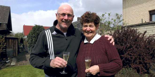 Kurt Ross gratuliert Tischtennis-Urgestein Ute Vojtisek vom MTV Vienenburg